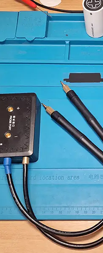 Technik vykonáva expresnú opravu mobilného telefónu v servise Selekt Púchov